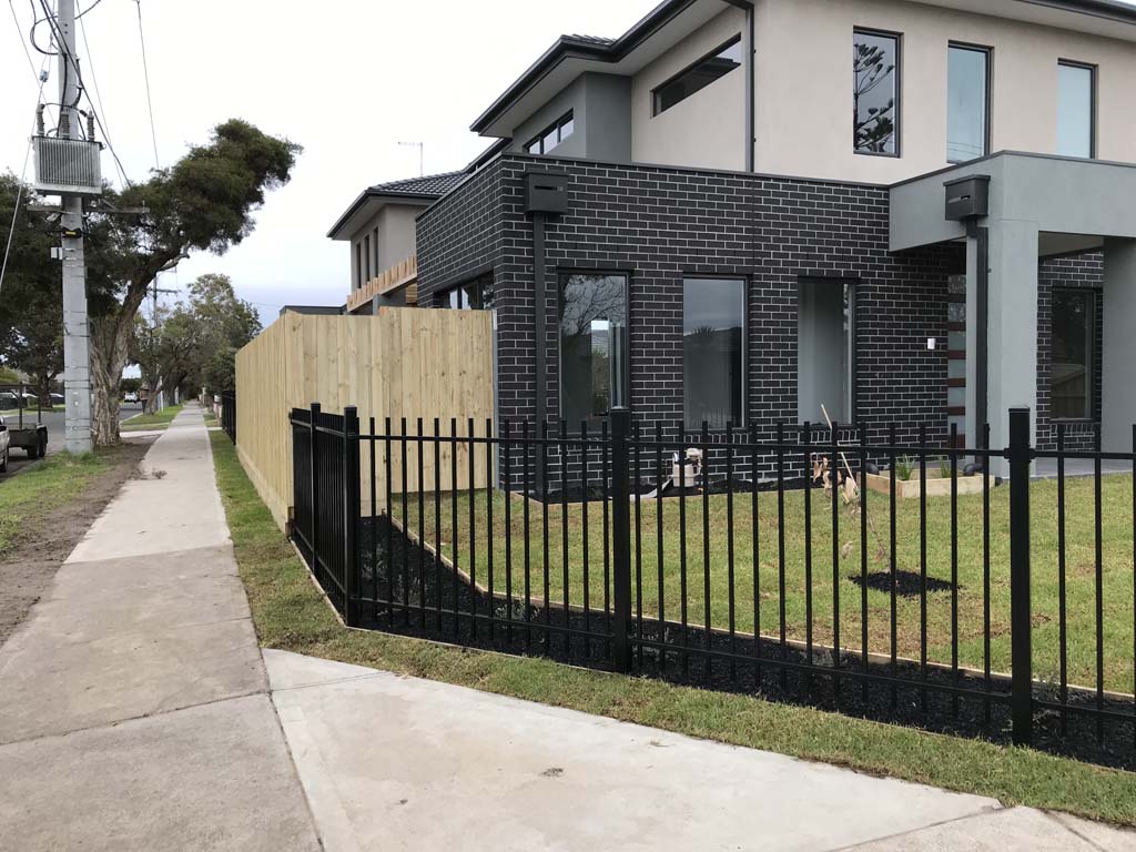 Rod top front fence
