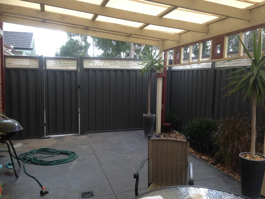 Colobond fence with single acces gate