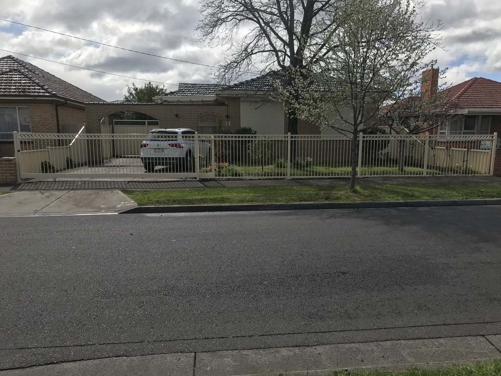 Oxley diamond fence with sliding gate