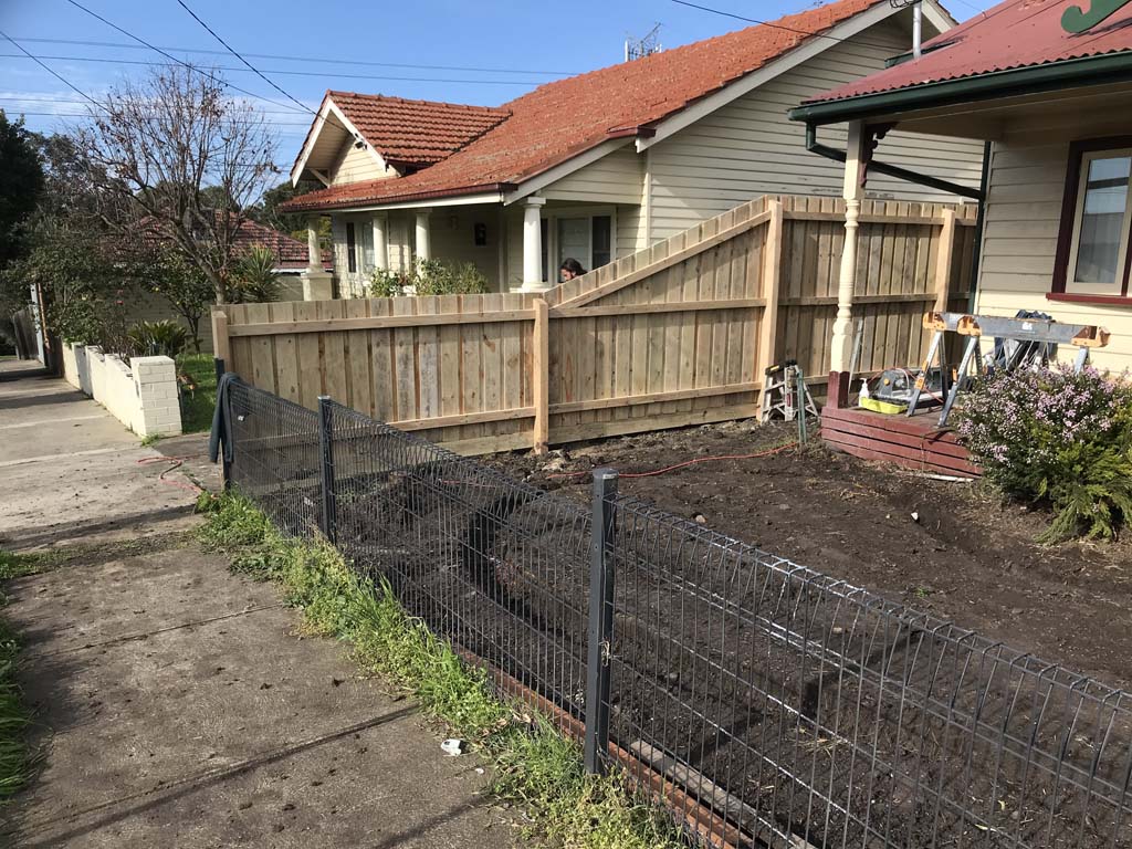 Paling fence frame side brunswick