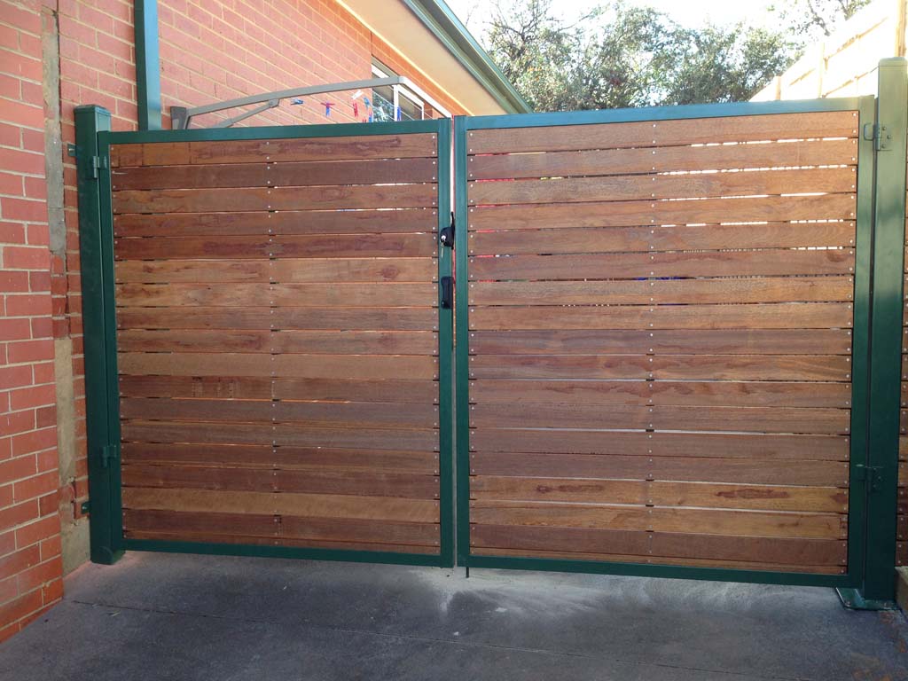 Steel frame cottage green with merbau slats